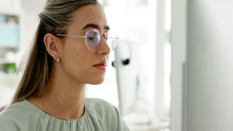 Mujer-De-Negocios,-Anteojos-Y-Trabajando-En-La-Computadora