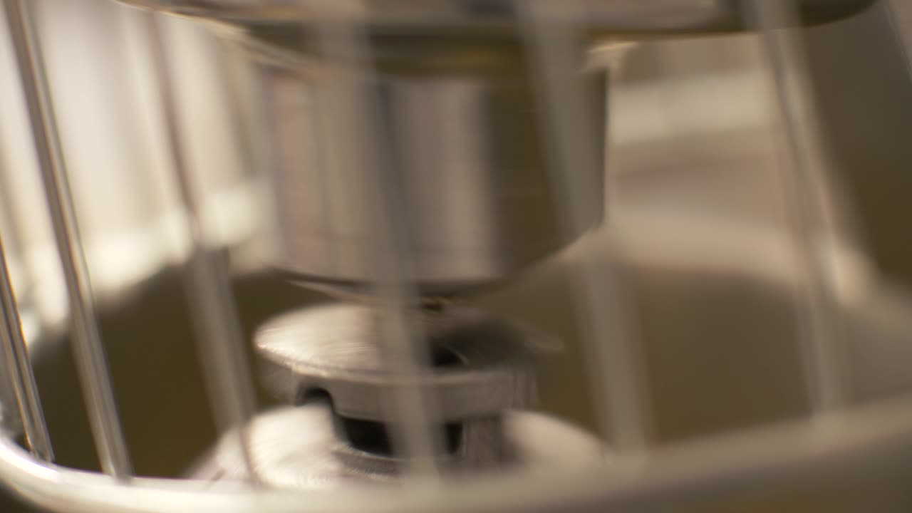 mezcla y amasado de la masa en una mezcladora automática en la cocina de la panadería