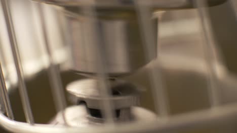 mezcla y amasado de la masa en una mezcladora automática en la cocina de la panadería