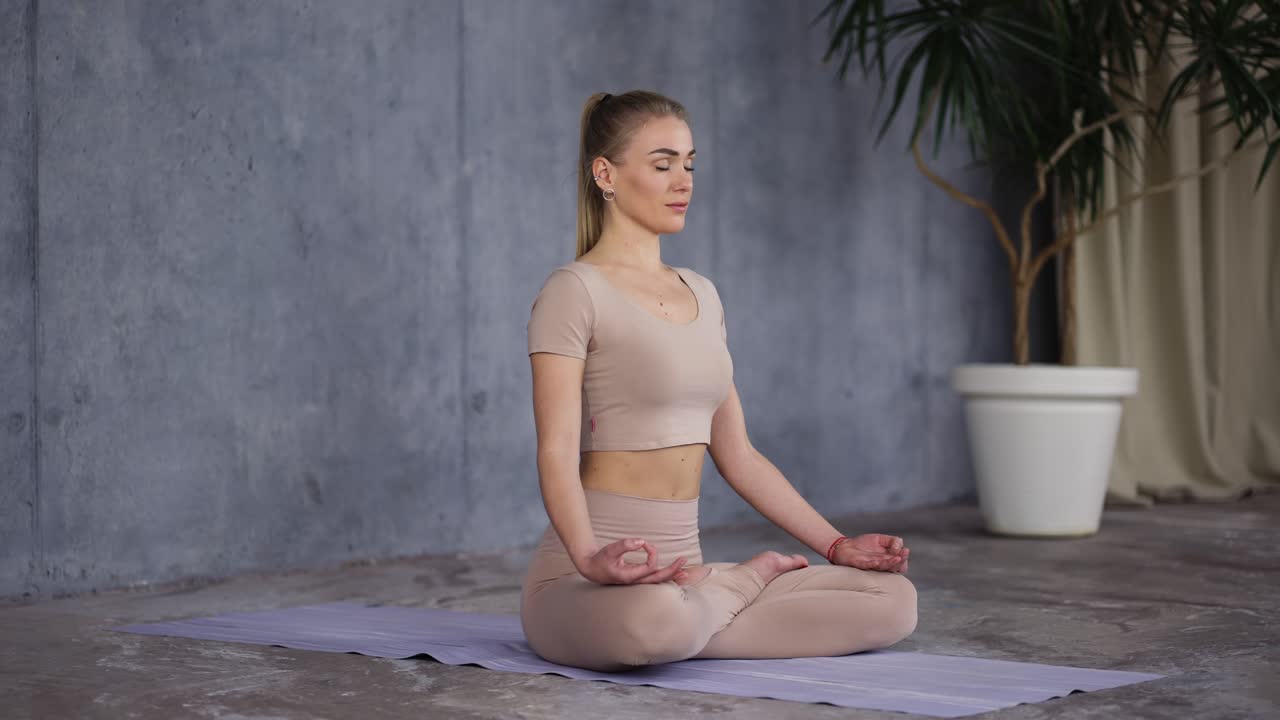 Lotusstilling eller Padmasana med lukkede øyne og hendene i Gyan Mudra