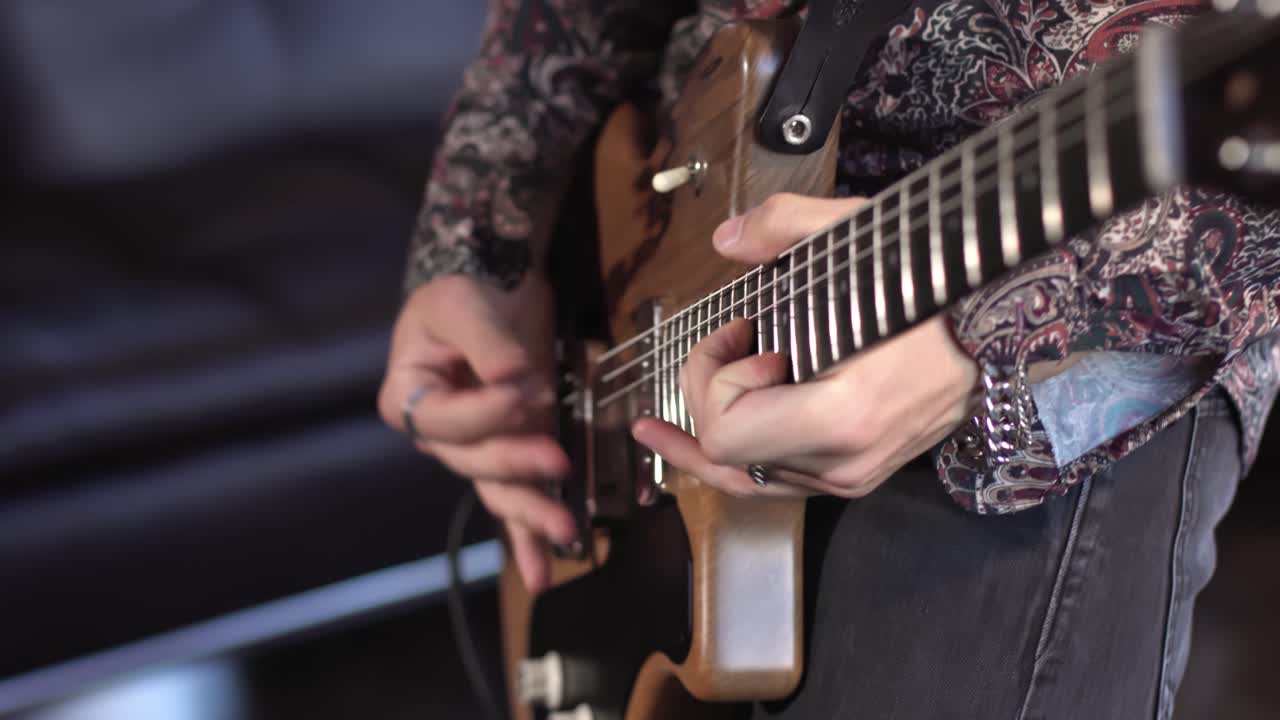 hombre tocando la guitarra eléctrica.