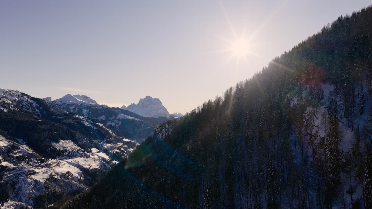Lasy iglaste nad górską wioską Arabba z Monte Pelmo w tle w Dolomitach, Włochy. Ujęcie z lotu ptaka