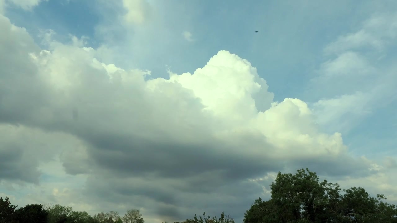 Selang Waktu Dua Lapisan Awan Bergerak ke Arah yang Berbeda