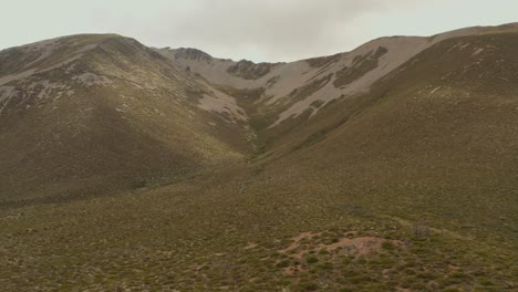 Tiro-De-Drone-De-Una-Montaña-Marrón-Seca-En-Nueva-Zelanda