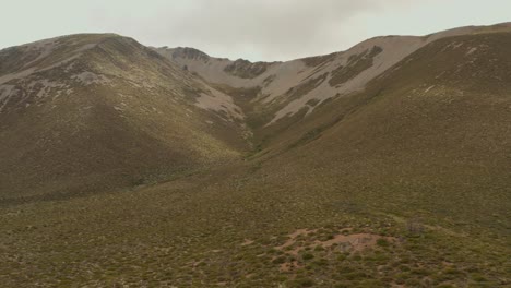 tiro de drone de una montaña marrón seca en nueva zelanda