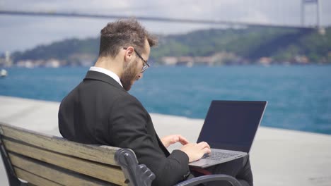 Businessman-rejoice.-The-seaside-in-the-city.