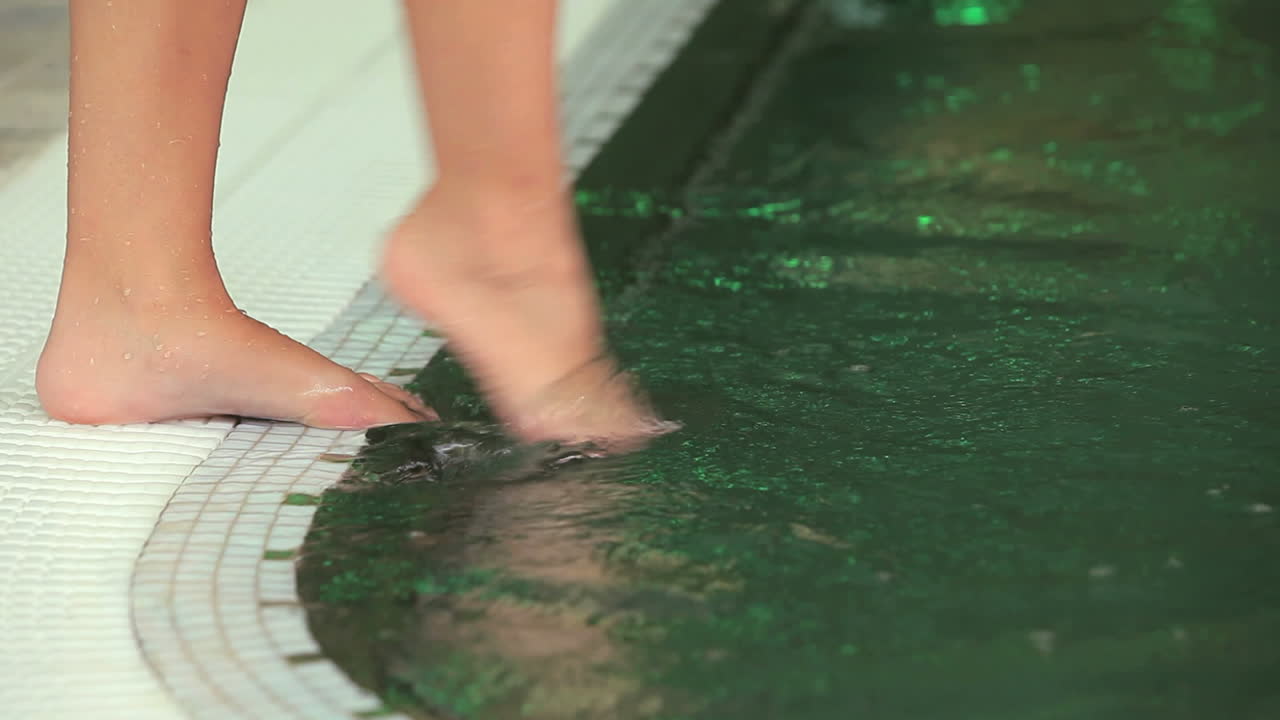 발을 이는 여자