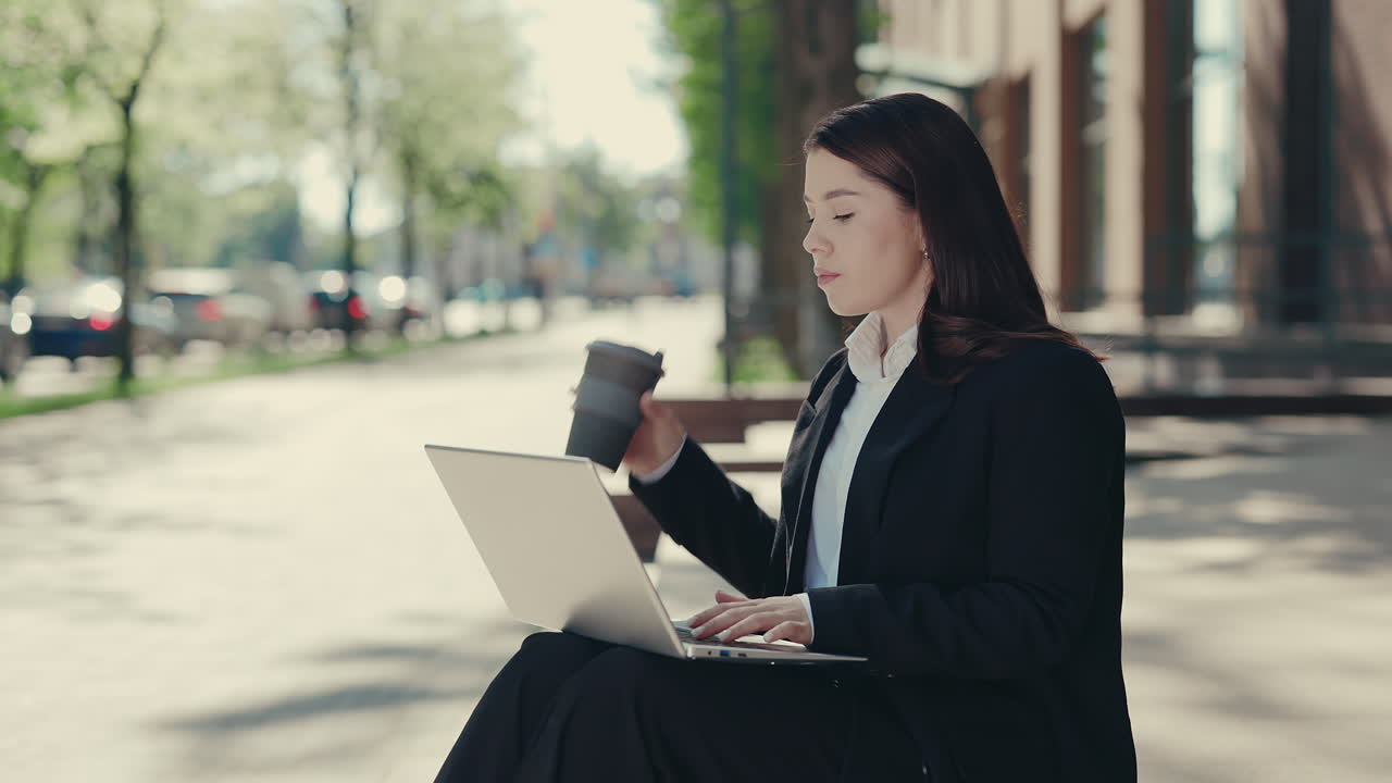 Donna che lavora con il portatile all'aperto