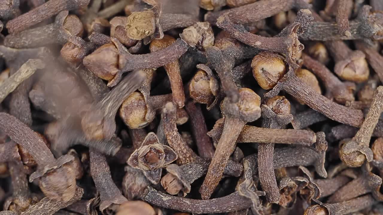 Primo Piano di Chiodi di Garofano Secchi che Cadono e si Muovono
