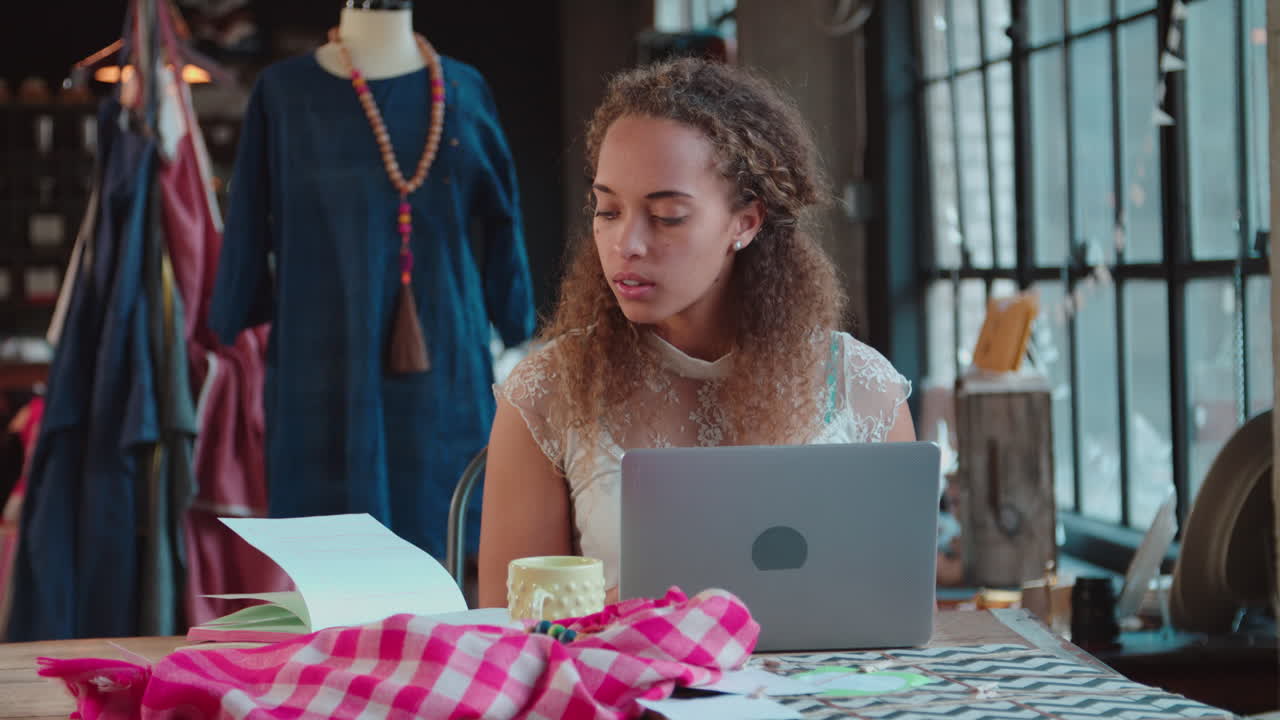 Três Designers Masculinos em Reunião Usando Laptop