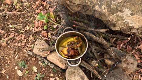 La-Antigua-Tradición-De-Cocinar-Pollo-En-Una-Olla-Sobre-Fuego-De-Leña