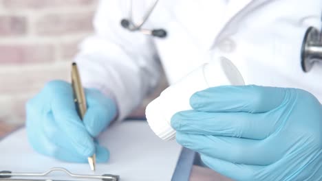 el médico escribiendo una receta