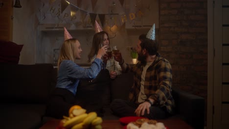 amigos celebrando un cumpleaños en casa
