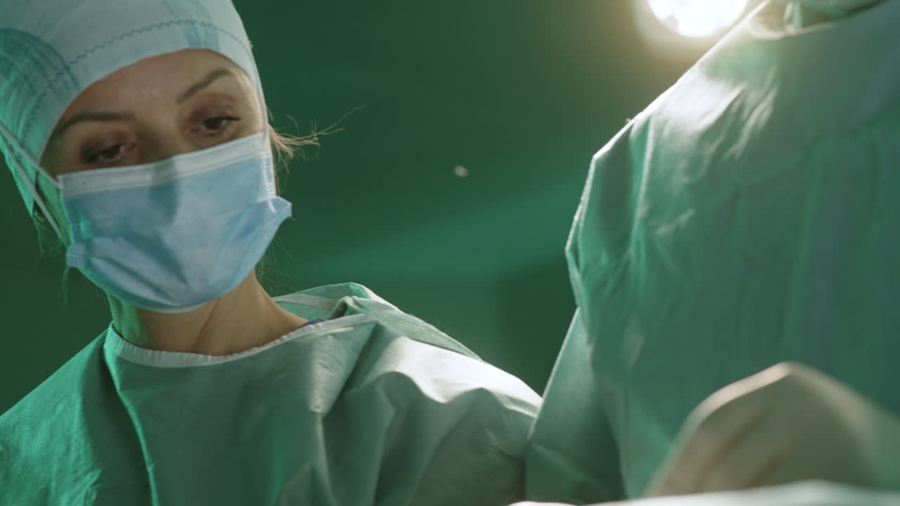 equipo quirúrgico en la sala de operaciones