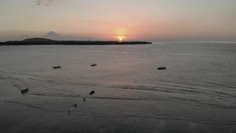 Timelapse-De-La-Hermosa-Puesta-De-Sol-Romántica-Con-Patos-Nadando-En-El-Océano-En-La-Isla-De-Gili-Air,-Indonesia