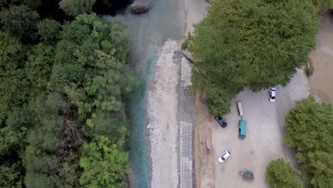 Volando-Sobre-El-Río-Voidomatis-Cerca-De-Aristi-Y-Papingo,-Grecia