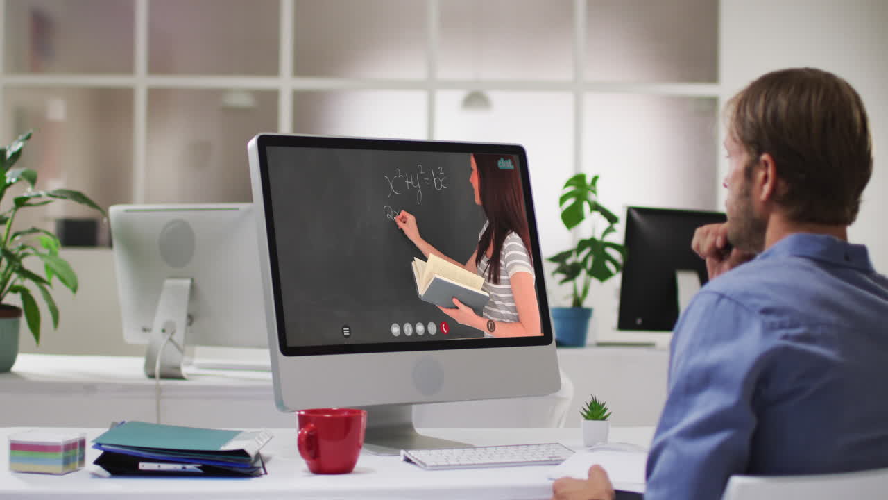 estudiante caucásico usando la computadora en videollamada con una maestra