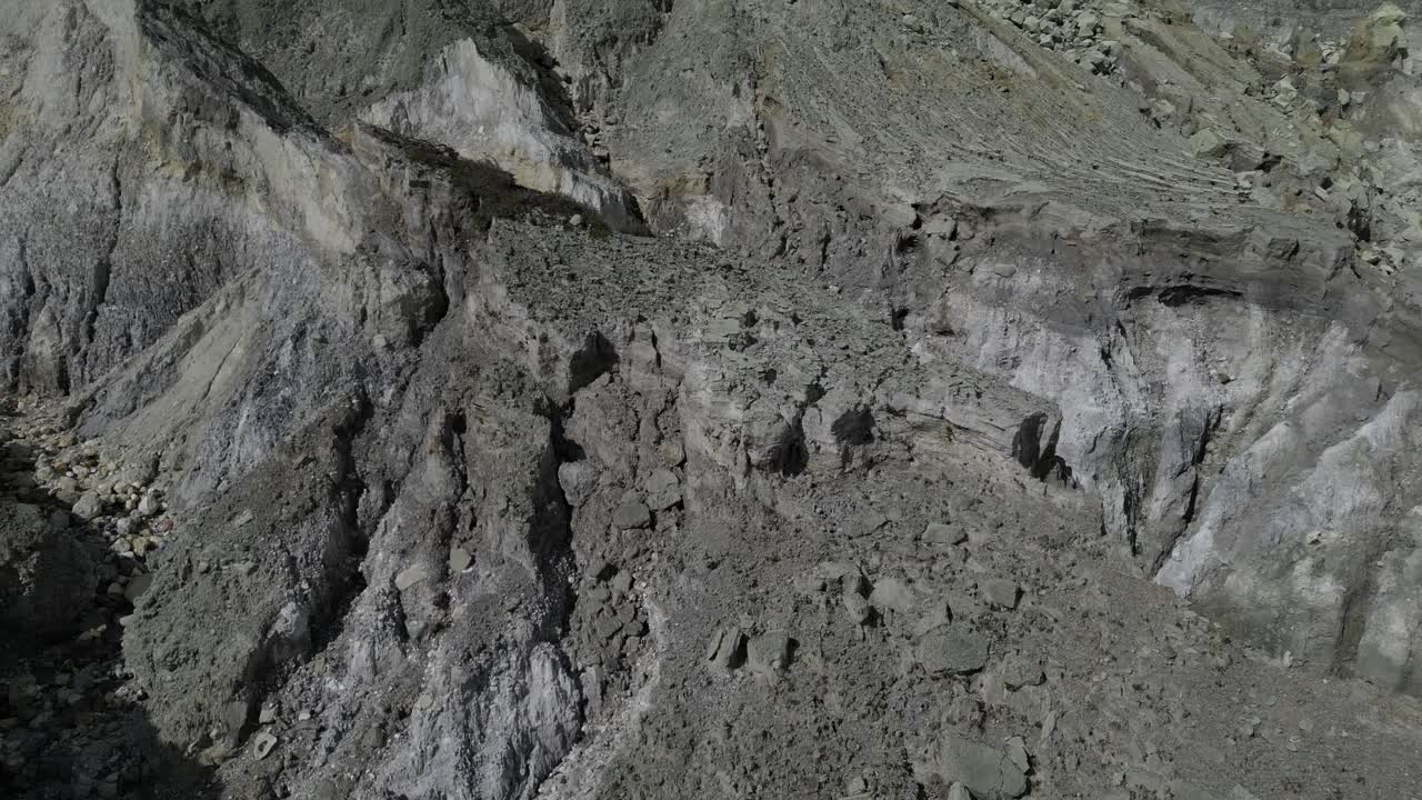 imágenes cinematográficas de drones capturan las escarpadas rocas de lava del volcán ijen al amanecer, una escena impresionante de belleza natural