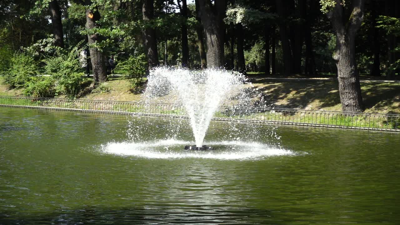 La fontana nel lago. Slow motion