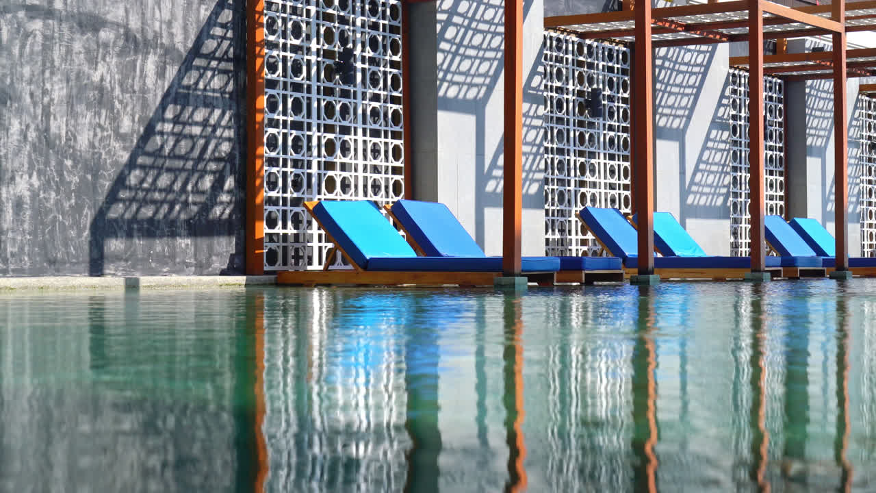 바다 배경으로 수영장을 둘러싼 침대 수영장