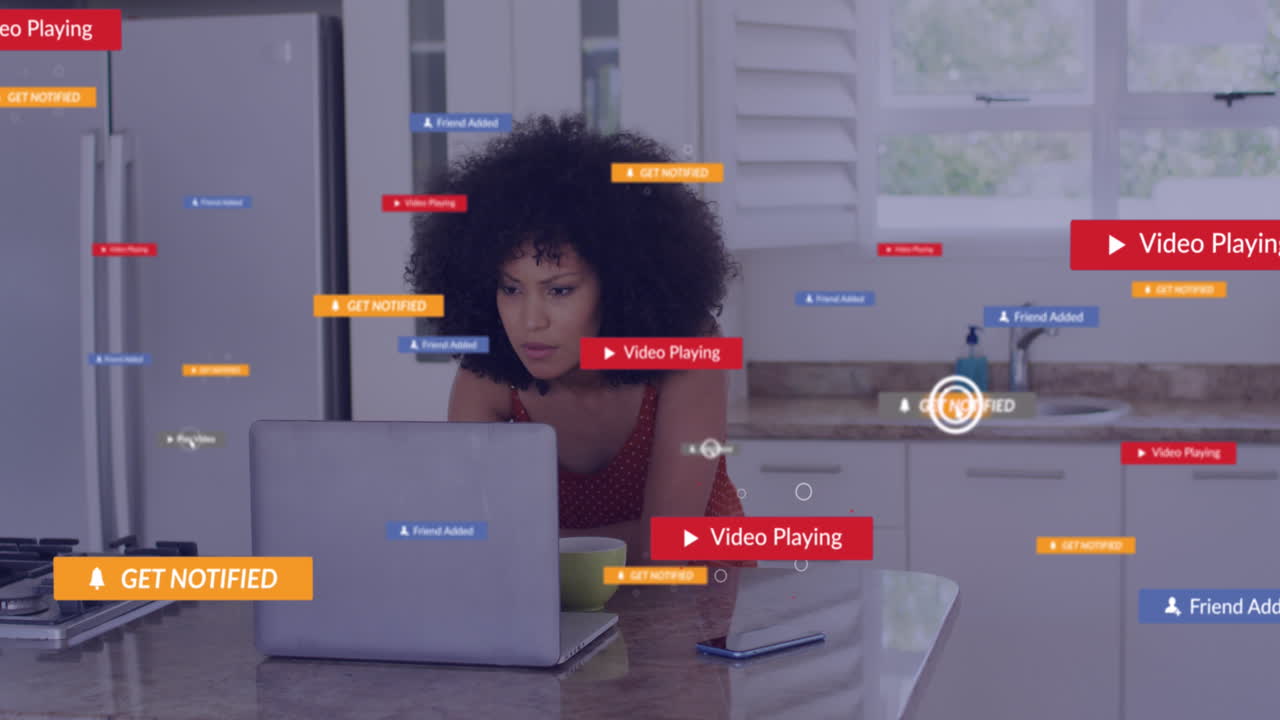 animación de barras de notificación sobre una mujer biracial bebiendo café y trabajando en una computadora portátil en casa