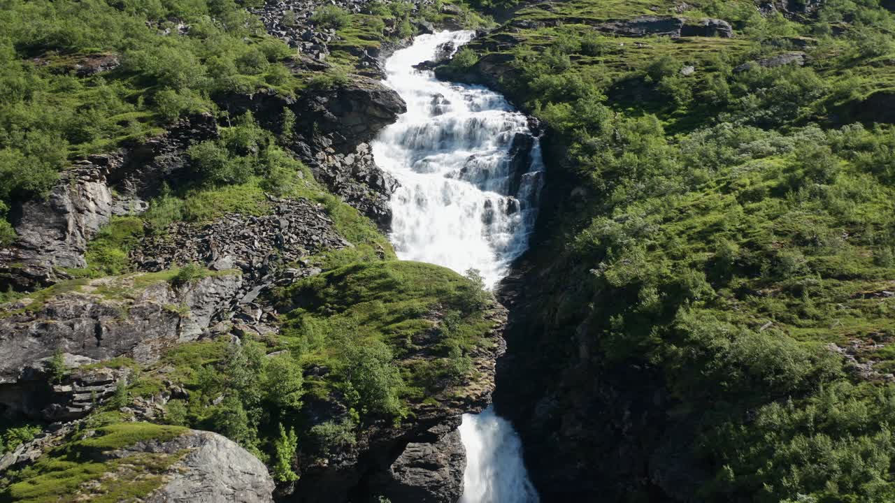 una de las muchas hermosas cascadas en la región del fiordo de geiranger, noruega