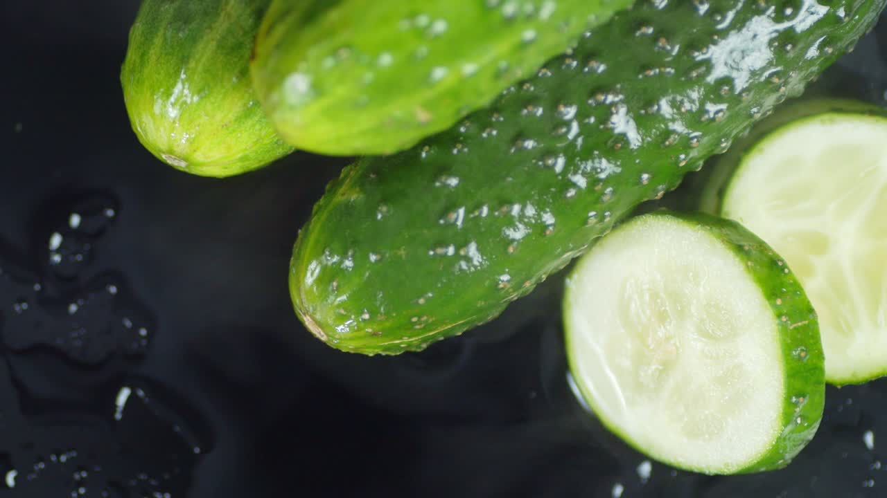 pepinos frescos con un vapor fresco.