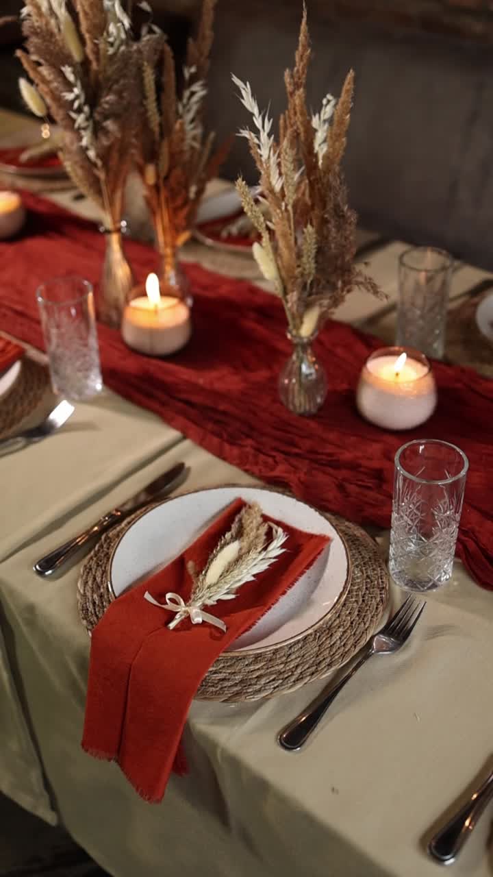 Elegante allestimento della tavola con candele e fiori secchi