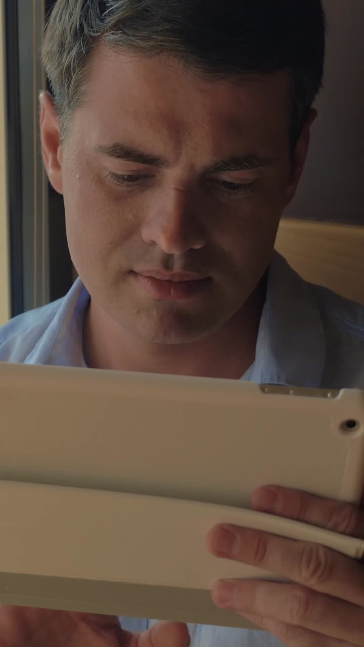 Mand bruger en tablet