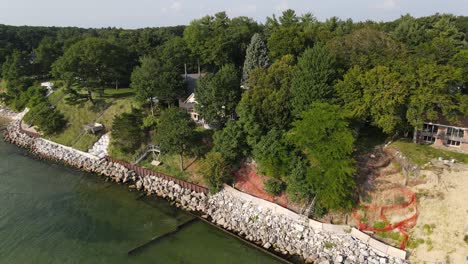 Todavía-ángulo-Desde-El-Aire-De-Las-Barreras-De-Erosión-Reforzadas-En-El-Lago-Michigan