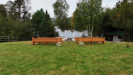 ceremonia de boda al aire libre en el lago de otoño en nueva york