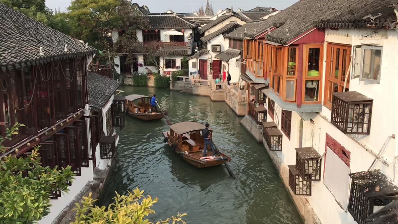 Passeio de Barco em uma Antiga Cidade Aquática da China