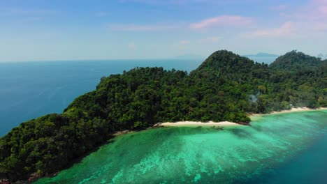 Maravilloso-Paisaje-De-Isla-Tropical-Compuesto-De-Gloriosos-árboles-Y-Agua-Azul-Turquesa-En-Tajlandia,-Tailandia---Toma-Aérea
