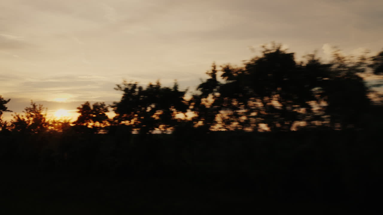 시골의 아름다운 일몰과 배경의 산 1