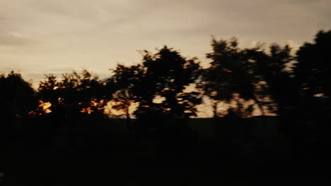 hermosa puesta de sol en el campo y montañas en el fondo 1