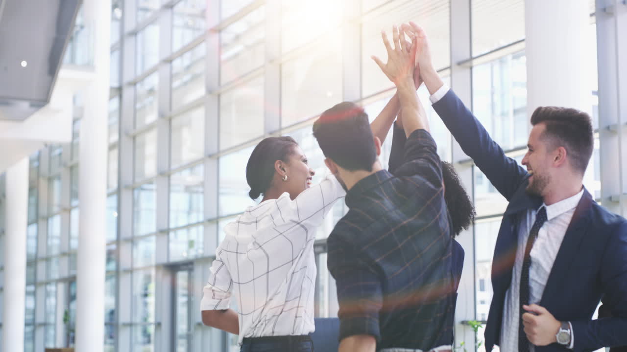 colaboración, cinco altos y personas de negocios felices