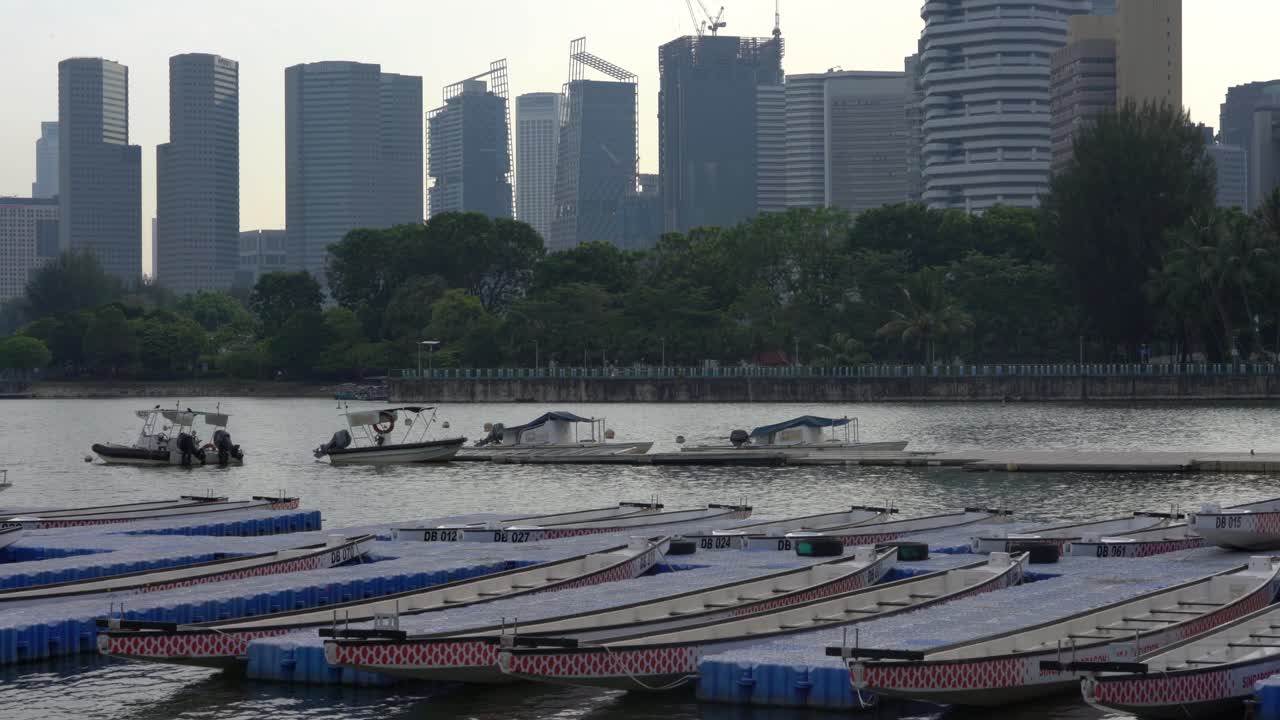 botes de dragón y lanchas en el muelle contra el horizonte de singapur