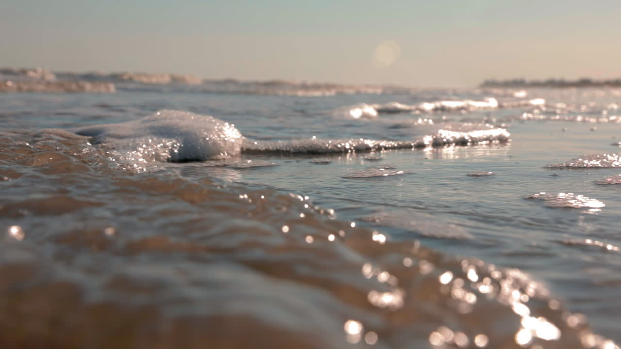 해변에서 돌진하는 바다 파도