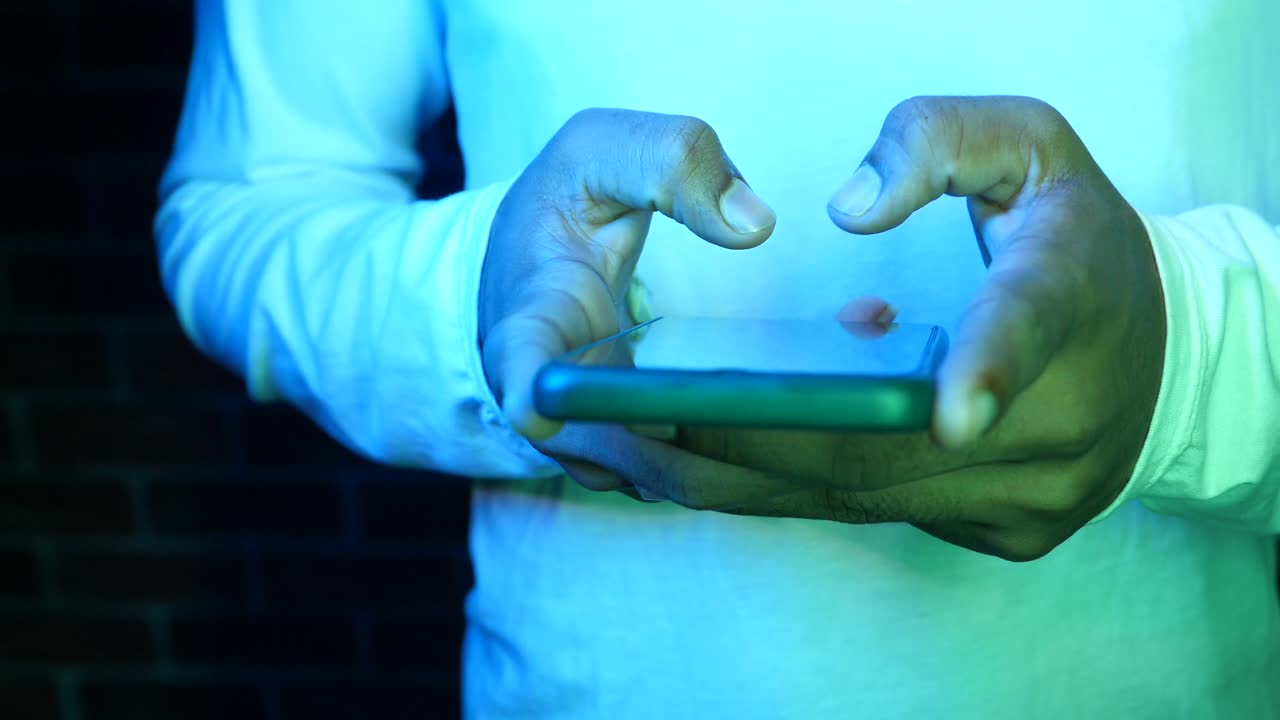 persona que utiliza un teléfono inteligente