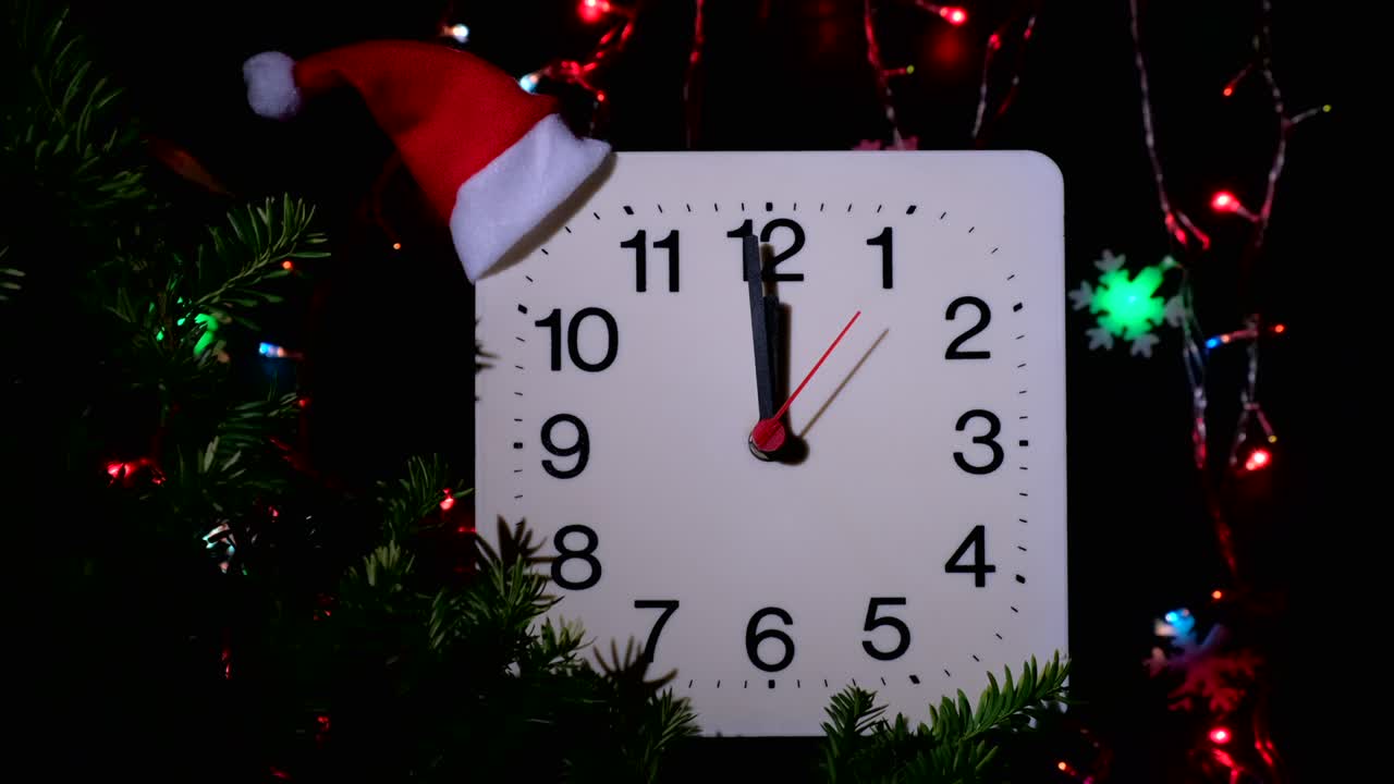 reloj en ramas de abeto de año nuevo en fondo negro. la manilla de segundos se mueve en círculo de reloj mecánico y muestra las doce en punto a medianoche y víspera de navidad. concepto de vacaciones, lapso de tiempo, primer plano, primer plano
