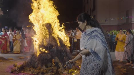 Menschen-Feiern-Das-Hinduistische-Holi-Fest-Mit-Lagerfeuer-In-Mumbai,-Indien-26