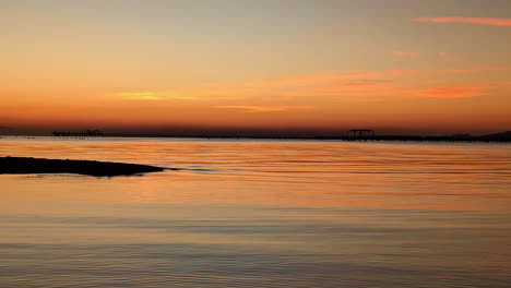 el atardecer vívido reflejado en el océano, el colorido horizonte vibrante al anochecer