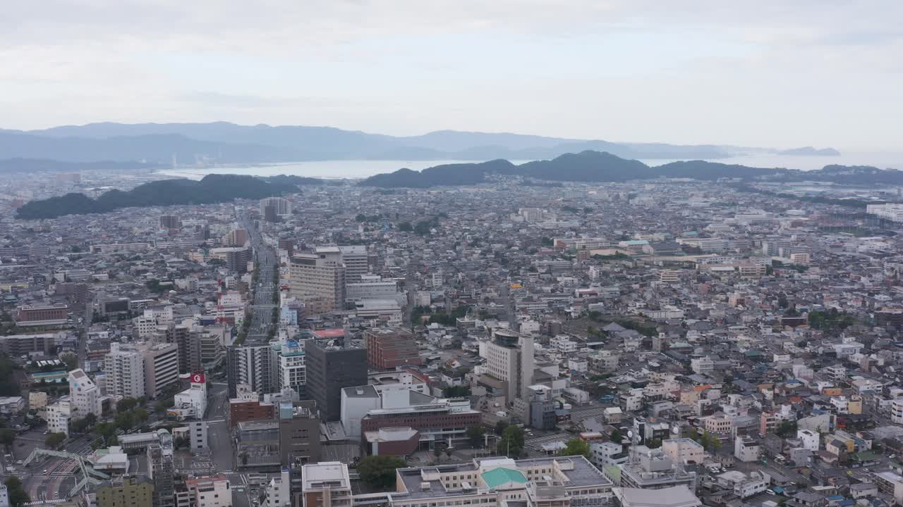 ciudad de wakayama, plano aéreo de alto ángulo que establece el tiro, japón