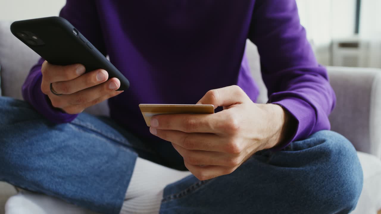 joven usando teléfono inteligente y tarjeta de crédito