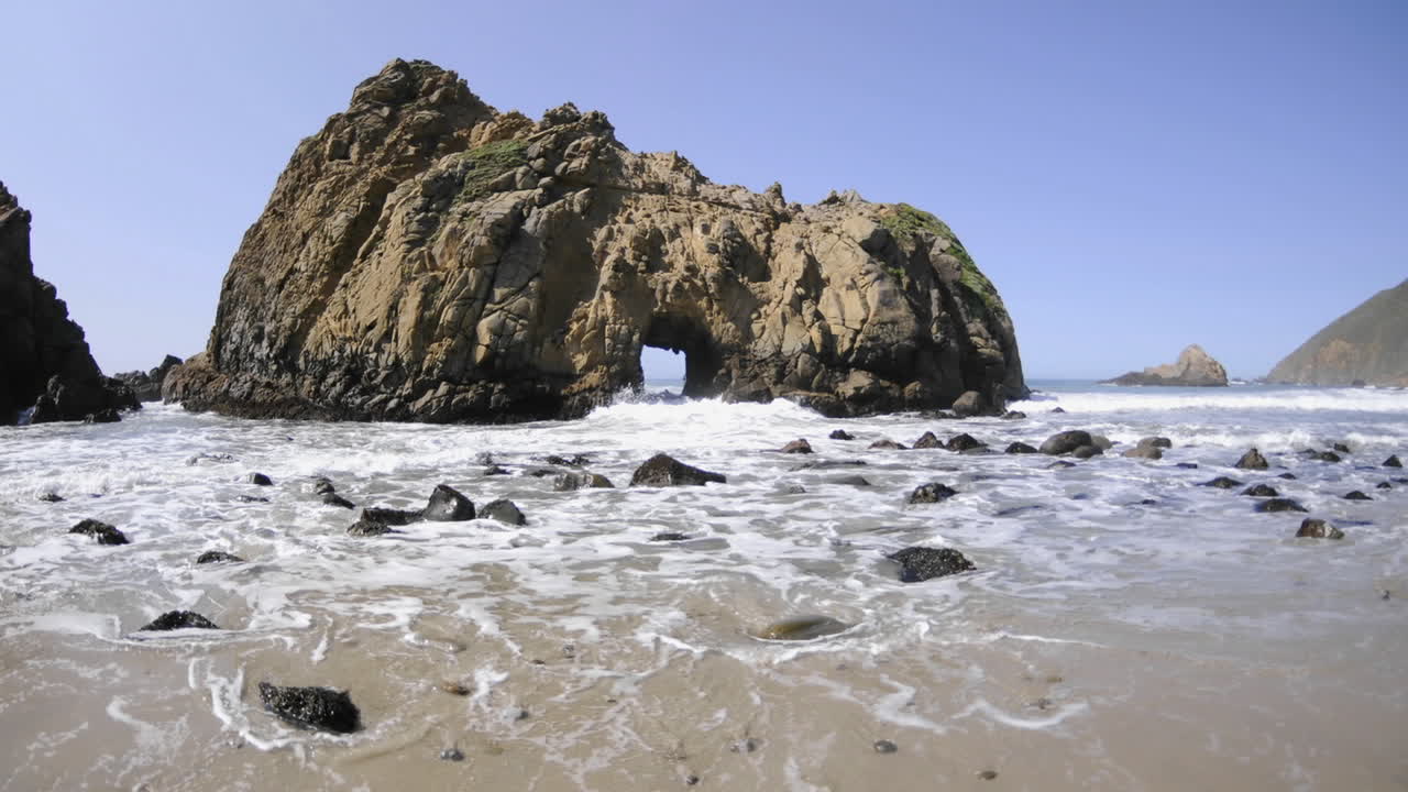 lapso de tiempo de las olas rompiendo una roca en la playa de pfeiffer en big sur california