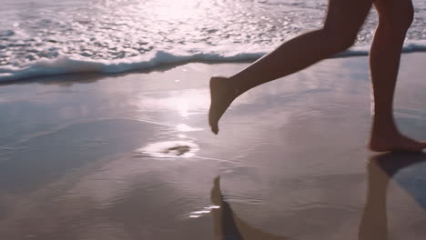 Nahaufnahme-Der-Füße-Einer-Frau,-Die-Bei-Sonnenuntergang-Barfuß-Am-Strand-Läuft-Und-Die-Sanft-Plätschernden-Wellen-Genießt.-Weibliche-Touristin-Im-Sommerurlaub