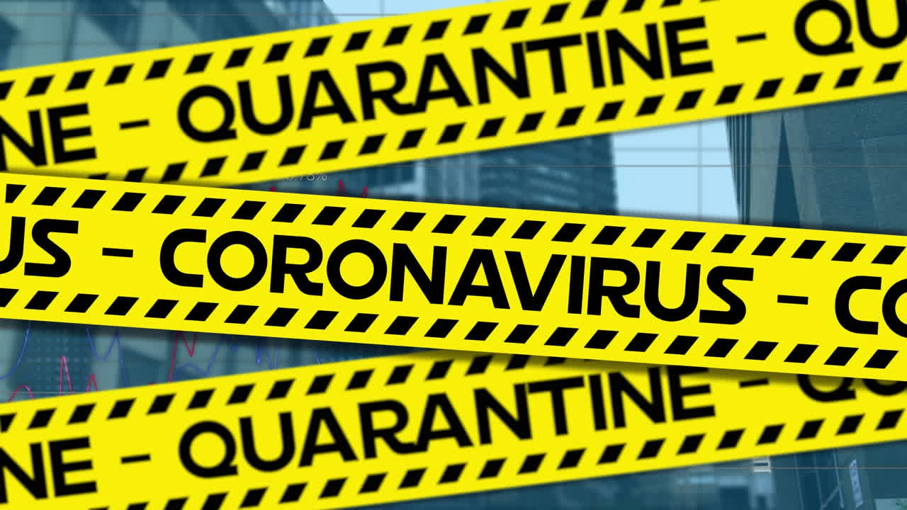 Nastri della polizia gialli con testo Quarantena e Coronavirus su paesaggio urbano