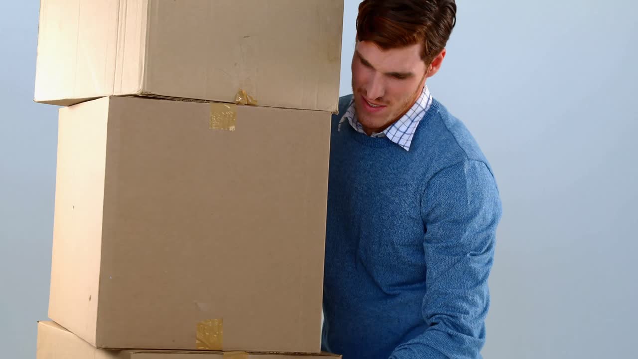 카드보드 상자를 집어 들고 있는 택배 사람 4k