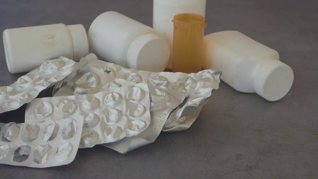 회색 표면에 빈 약병 병과 포장