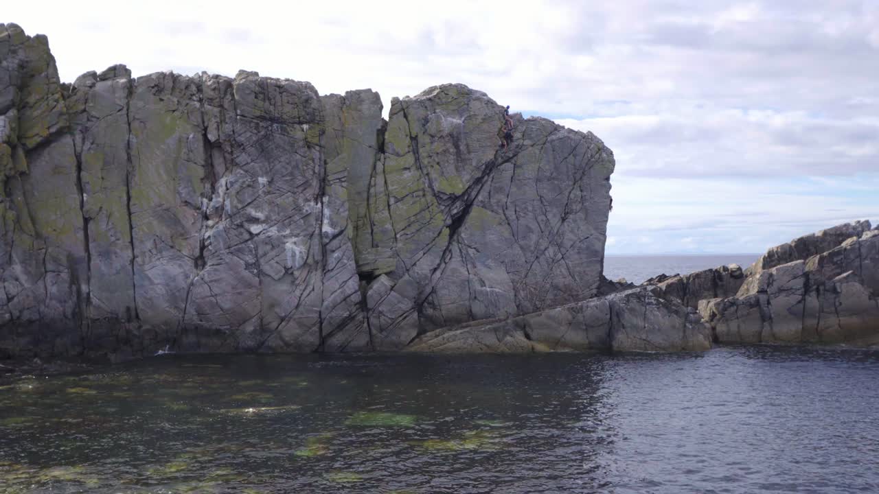 Timelapse af klatrere, der bestiger kystklipper ved Jellie Beach på Skotlands østkyst